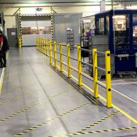 Delimita e impide el paso de vehículos industriales a las áreas seguras