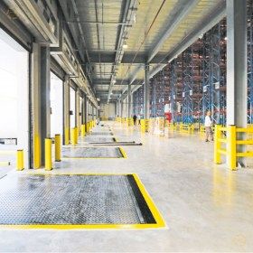 Contiene y guía el tráfico de carretillas elevadoras, montacargas y otros vehículos industriales